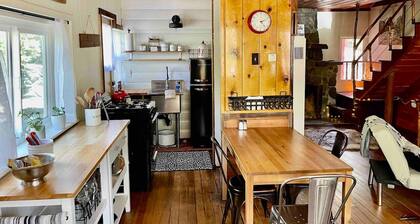 Lilac Cottage| Fireplace, Pet/Kid Friendly