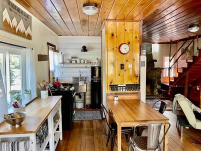 Lilac Cottage| Fireplace, Pet/Kid Friendly