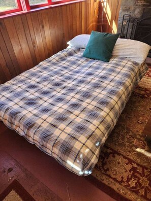 2 bedrooms, desk, travel cot, WiFi