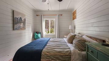 2 bedrooms, desk, iron/ironing board, travel crib