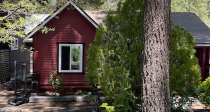 Cozy Cottage|Swing Set/Fenced Yard/Pet friendly