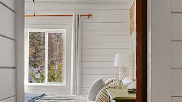 2 bedrooms, desk, iron/ironing board, travel crib