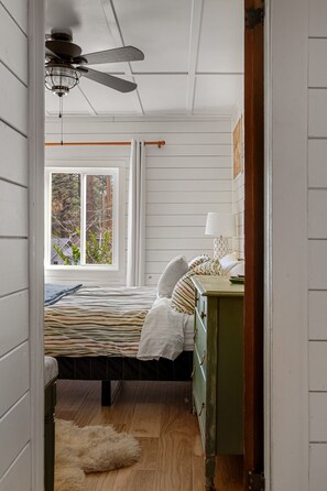 2 slaapkamers, een bureau, een strijkplank/strijkijzer, reisbedje