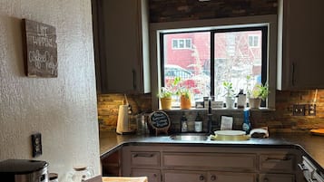 Kylskåp, mikrovågsugn, ugn och spishäll