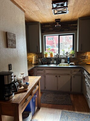 ثلاجة، ميكروويف، فرن، موقد طهي مسطح