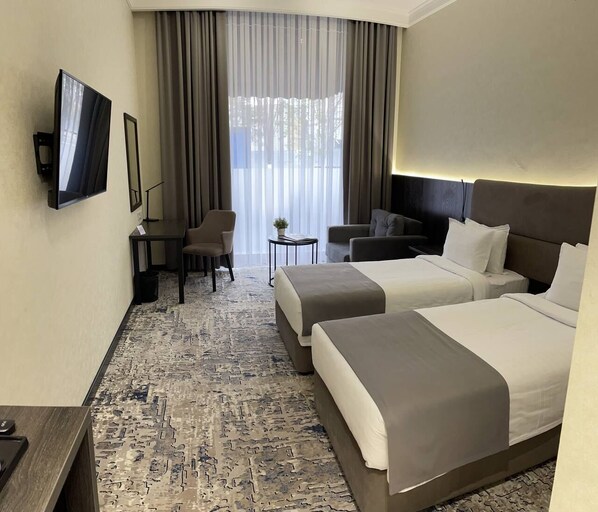 Standard Twin Room | Minibar, in-room safe, desk, laptop workspace