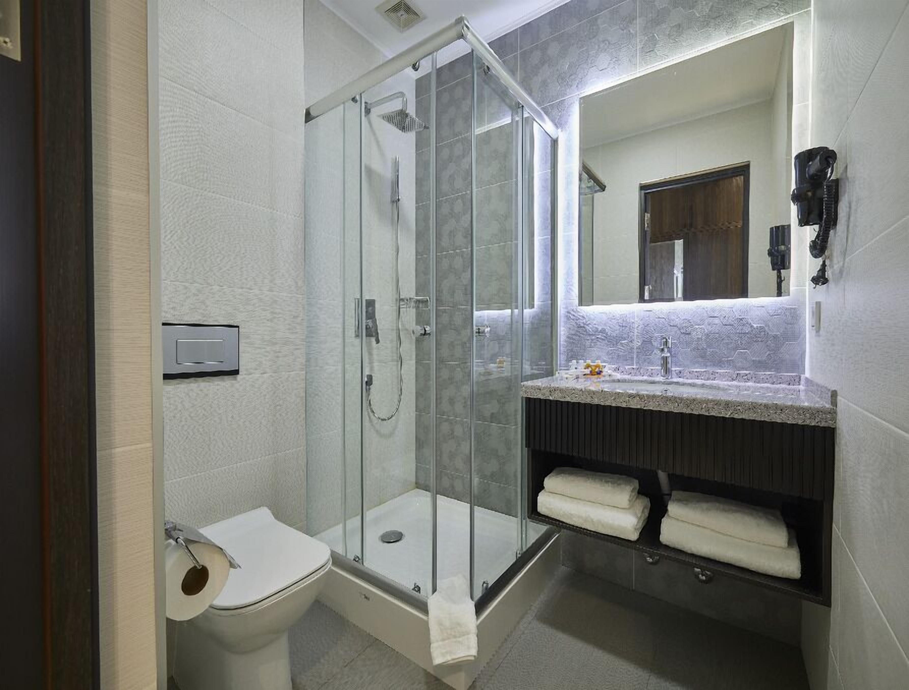 Tina, pantuflas, toallas, jabón 