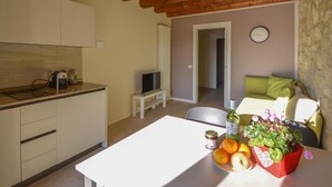 A compact living space with a kitchenette, a dining area, and a bedroom. - Pet friendly apartment in Longare (Longare)
