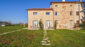 A stone building with a paved pathway leading to the entrance. - Pet friendly apartment in Longare (Longare)