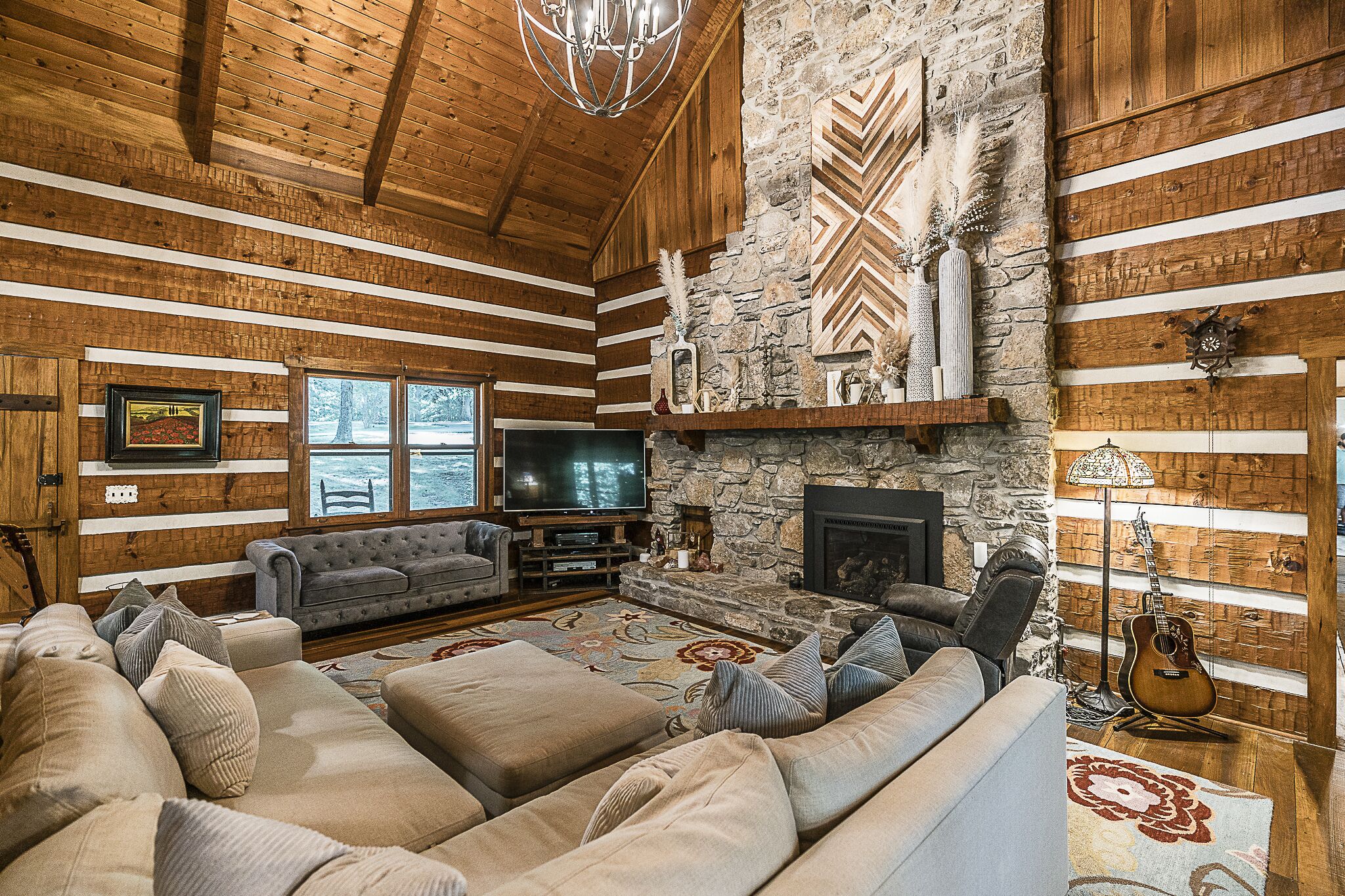 In mountains Close to fun Luxury Log Cabin 21 Acres 18 min to Downtown!!! 