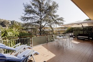 Unclassified image, 3 of 21, button