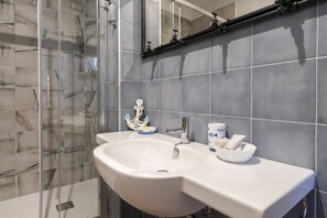 Shower, hair dryer, bidet - GuestHost - Cozy apartment equipped with all comforts and able to accommodate up to 4 people. The flat is located in a very central position: we are in fact a 10-minute walk from Piazza Maria Immacolata, just over 15 minutes from the Archaeological Museu (Taranto)