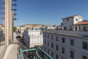 Property grounds - Bright 40 sqm studio flat, which can accommodate up to 2 people, located on the sixth floor of a period building with lift (you still have to go up some stairs). The property located in the Traffic Restricted Area ZTL, is located in the heart of the hist (Roma)