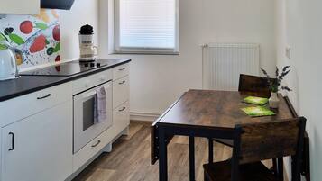 Coffee/tea maker, fridge, oven, stovetop