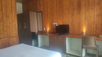 Ropa de cama de alta calidad y espacio para trabajar con laptop