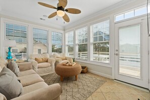 Smart-TV, videospill, fotballspill og bordtennis