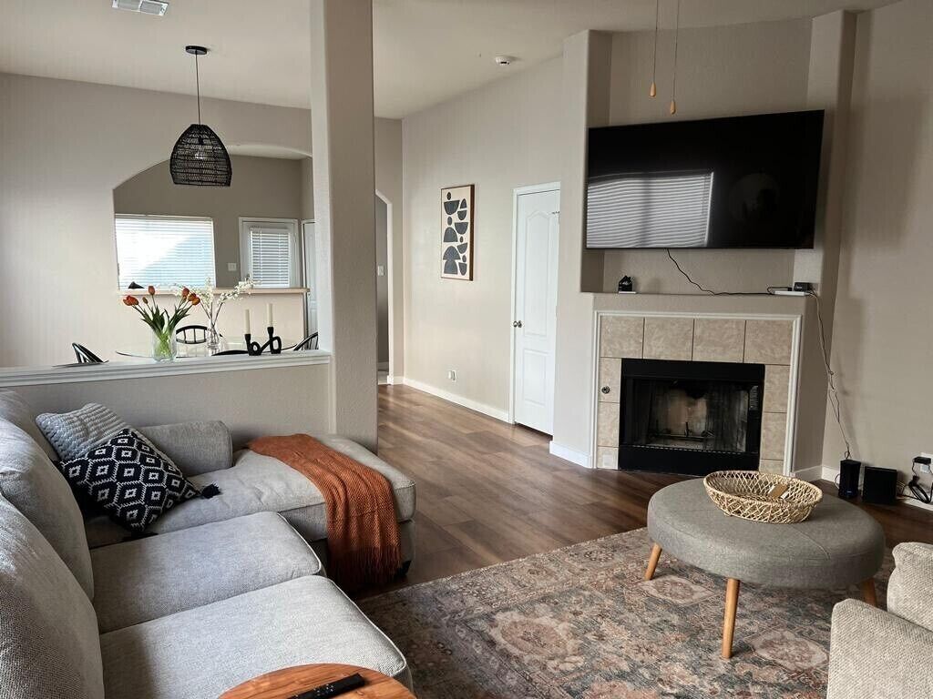 Cozy 3 bedroom Home in Gated Neighborhood! Great Location