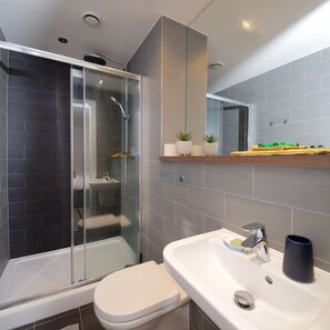 Een bad, handdoeken, zeep, shampoo