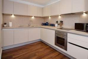 Een koelkast, een magnetron, eettafels