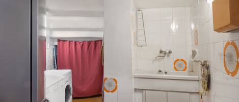 Een douche, een haardroger, een bidet, handdoeken