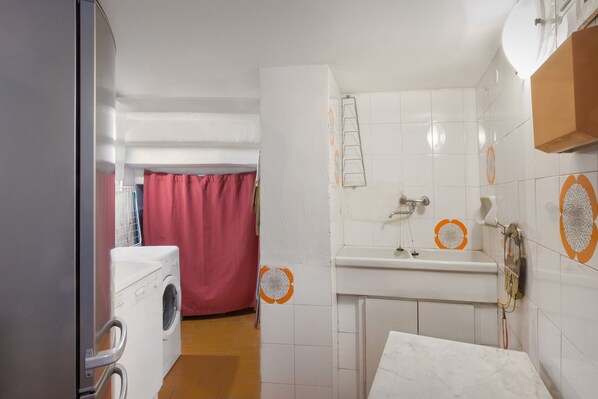 Ducha, secador de pelo, bidé y toallas