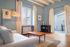 6 bedrooms, iron/ironing board, free WiFi, bed sheets
