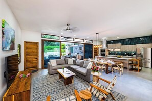 Smart TV - Casa Dos Playas, private pool with direct access to 2 beaches! (Tamarindo)
