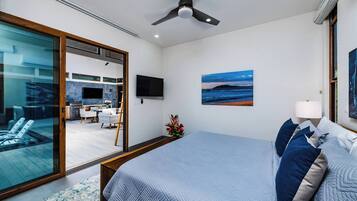 4 habitaciones, escritorio y tabla de planchar con plancha