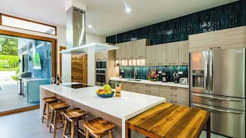 Réfrigérateur, four à micro-ondes, un four, surface de cuisson