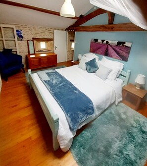 4 عدّة غرف نوم ومكواة/لوح كي وواي فاي مجانًا وملاءات أسرّة