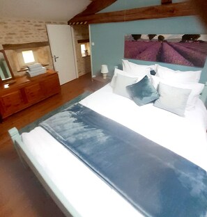 4 bedrooms, iron/ironing board, free WiFi, bed sheets