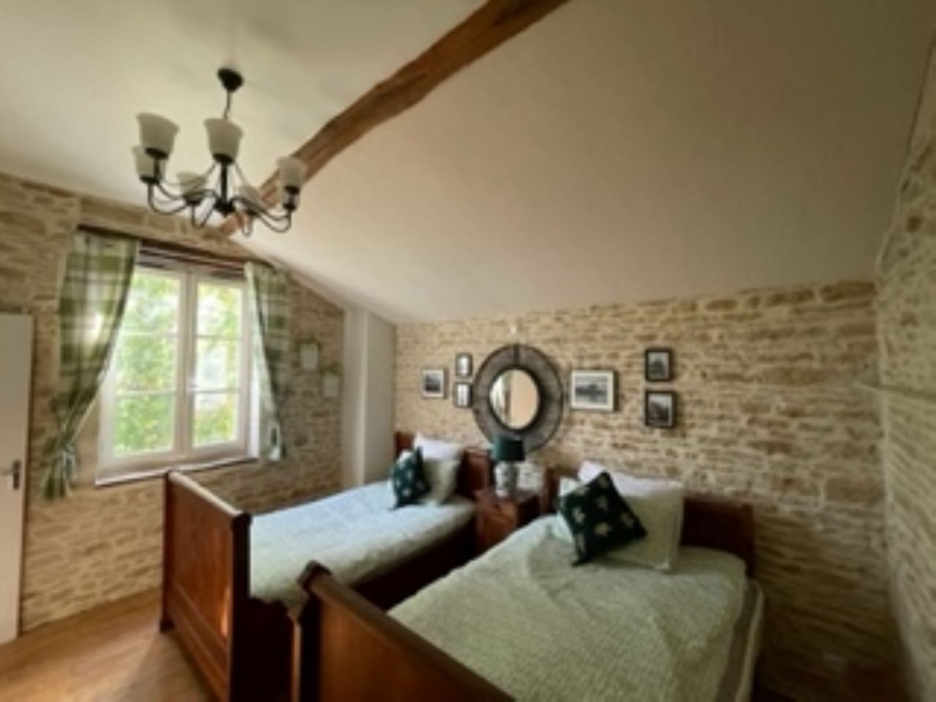 4 slaapkamers, een strijkplank/strijkijzer, gratis wifi, beddengoed