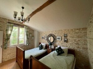 4 bedrooms, iron/ironing board, free WiFi, bed sheets