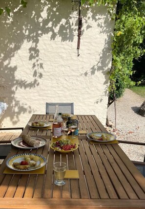 Outdoor dining - Delightful property, large garden, heated pool, great place for a family holiday (Savigné)