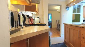 Cottage | Private kitchen | Fridge, microwave, oven, stovetop