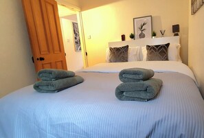 Cottage | 2 bedrooms, iron/ironing board, free WiFi, bed sheets - Inviting 2-bed Cottage in Windsor (Windsor)