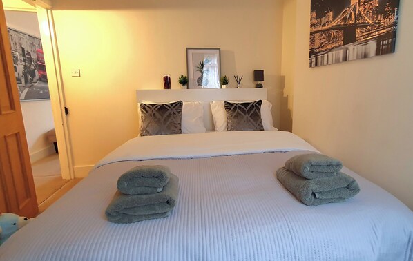 2 عدّة غرف نوم ومكواة/لوح كي وواي فاي مجانًا وملاءات أسرّة