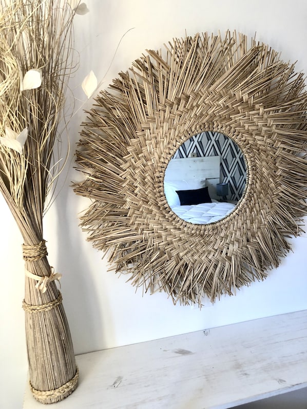 A woven mirror with a geometric pattern in the background. - Demeure du Chignon *** (Raddon-et-Chapendu)