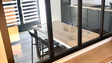 Een koelkast, een microgolfoven, een kookplaat, een vaatwasser