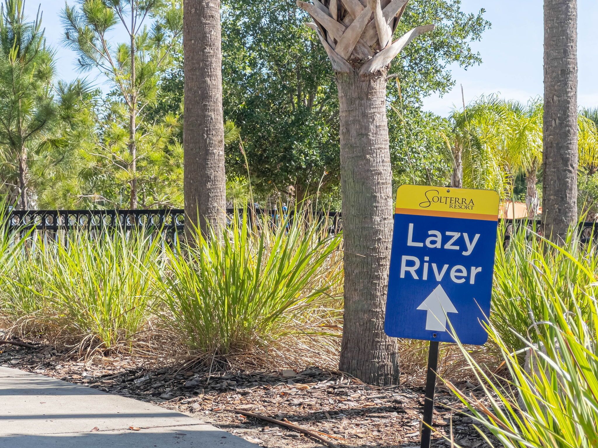 Un panneau indiquant l’attraction « Lazy River » au Solterra Resort.