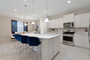 Fridge, microwave, oven, stovetop - Mickey’s Haven 5 Bdrm/4 Bath in Solterra #2355 (Davenport)