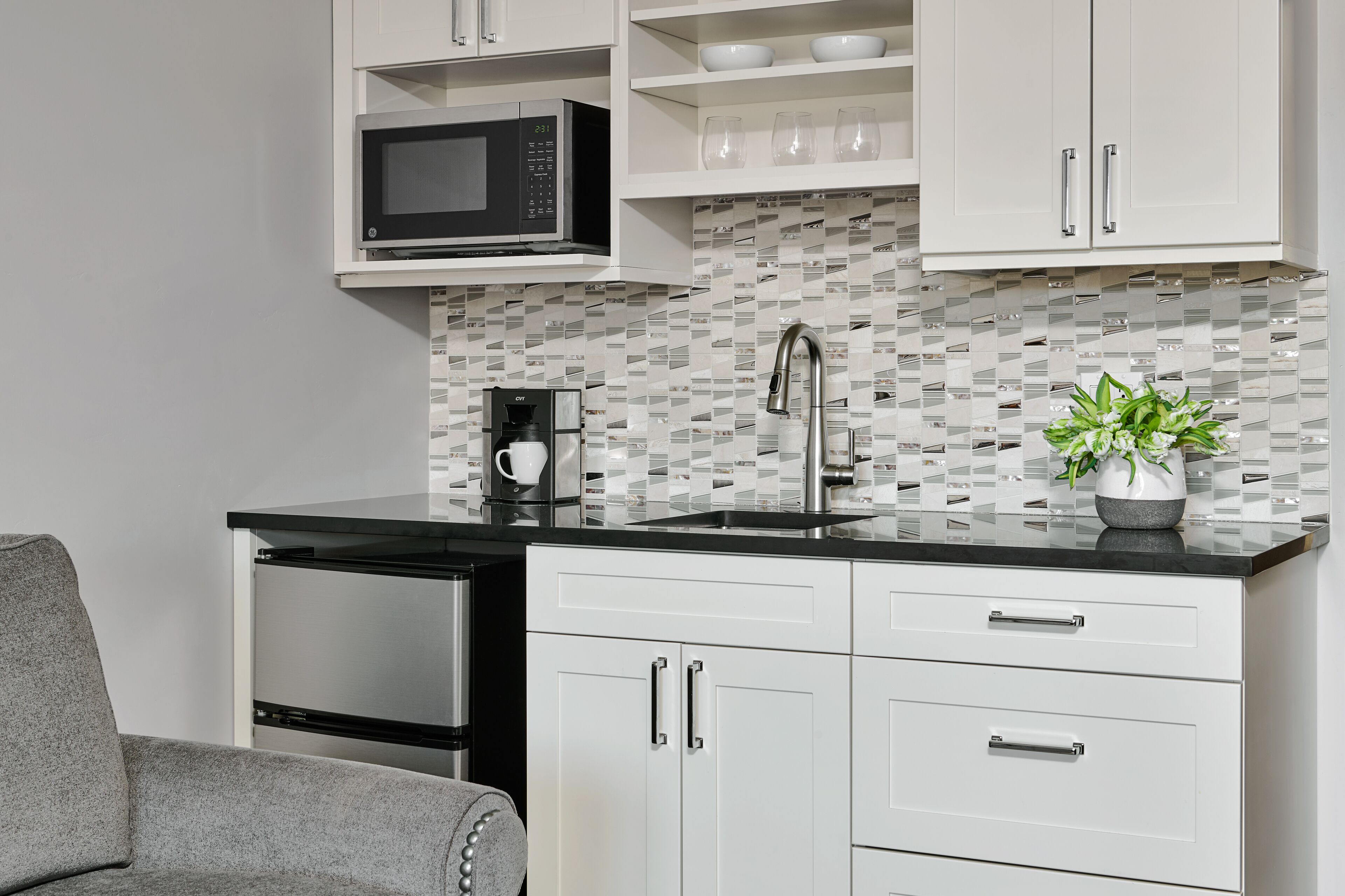 Chambre Deluxe, 1 très grand lit et 1 canapé-lit, cuisinette | Cuisinette privée | Cafetière-théière, mini-réfrigérateur, four à micro-ondes