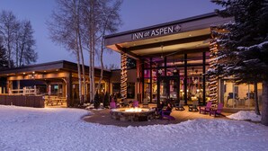 Un hôtel doté d’un espace extérieur aménagé et couvert, ainsi que d’un foyer.