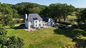 Exterior - The White House - Bordon - sleeps 10 guests in 5 bedrooms (Bordon)