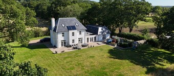 The White House - Bordon  - sleeps 10 guests  in 5 bedrooms