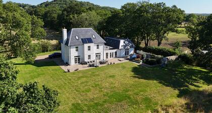 The White House - Bordon - sleeps 10 guests in 5 bedrooms