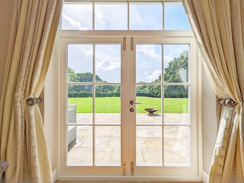 The White House - Bordon  - sleeps 10 guests  in 5 bedrooms