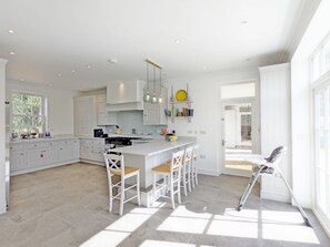 Fridge, microwave, oven, stovetop - The White House - Bordon - sleeps 10 guests in 5 bedrooms (Bordon)
