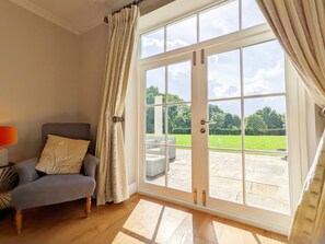 Interior - The White House - Bordon - sleeps 10 guests in 5 bedrooms (Bordon)