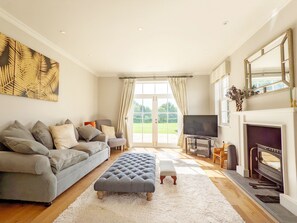 Smart TV, books - The White House - Bordon - sleeps 10 guests in 5 bedrooms (Bordon)